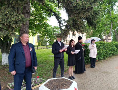 Настоятель Свято-Митрофановского храма города Бирюч принял участие в торжественной церемонии возложения цветов к мемориальному комплексу