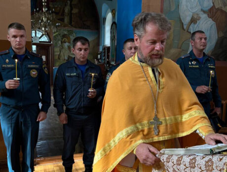 Личный состав МЧС по Красногвардейскому району помолился за молебным пением в Свято-Митрофановском храме города Бирюча в день празднования иконы Божией Матери «Неопалимая Купина»