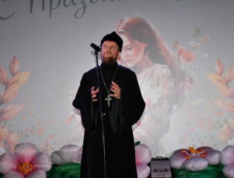 Настоятель храма святителя Митрофана Воронежского города Бирюч принял участие в праздничном мероприятии посвященному Дню матери