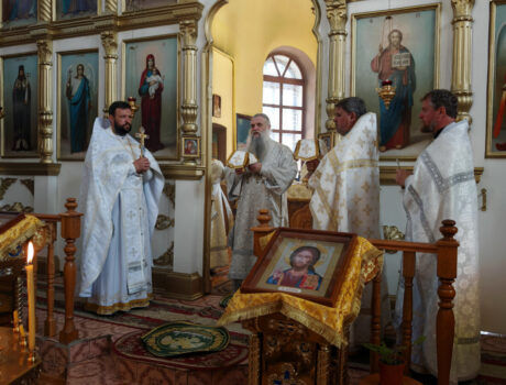В Троицкую родительскую субботу епископ Савва совершил Божественную Литургию в храме в честь святителя Митрофана Воронежского города Бирюч